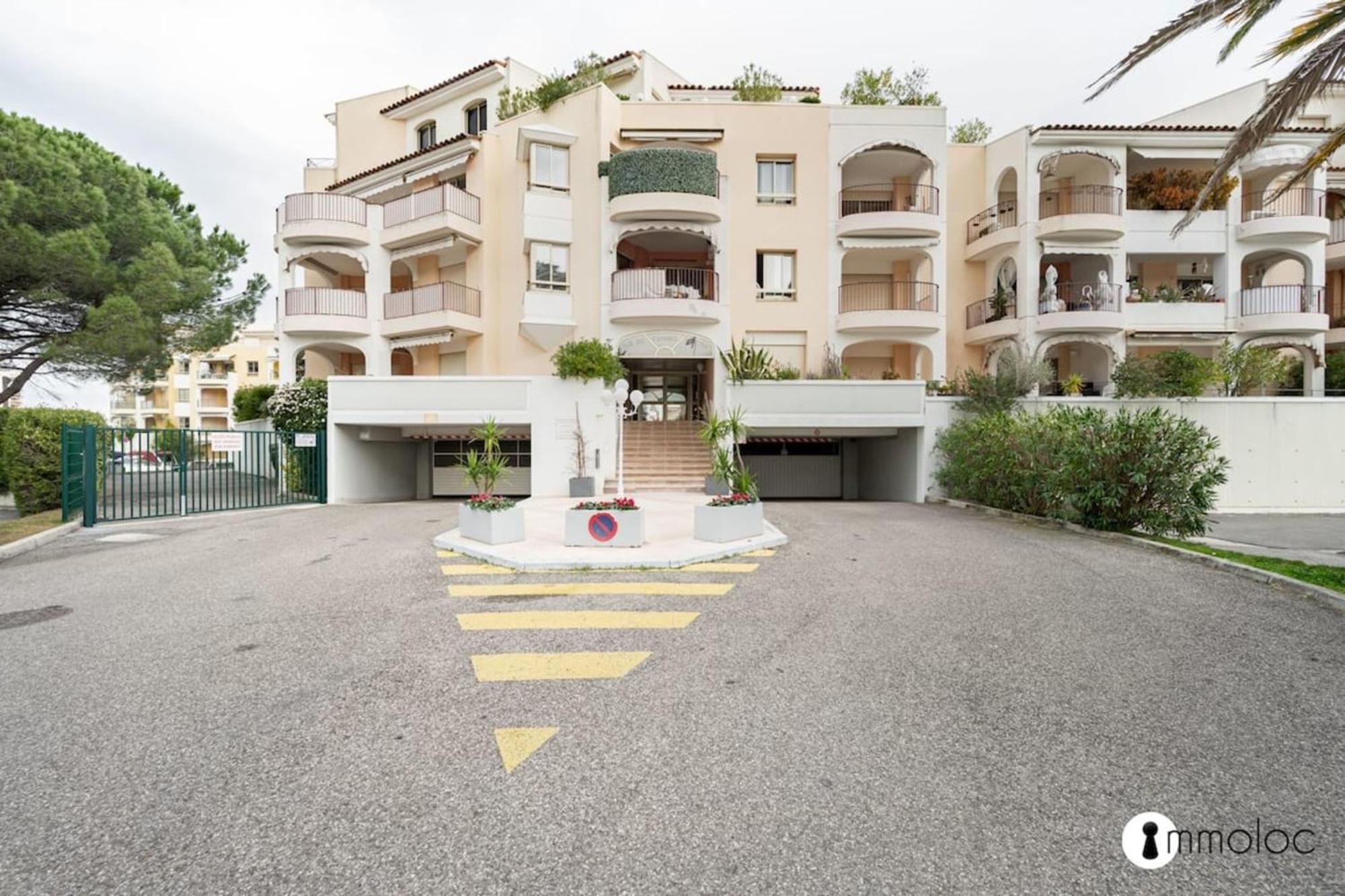 Spacious Apartment With Pool Located In The Marina Of Mandelieu Exterior photo